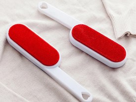 Cepillo quitapelusa doble con mango madera 